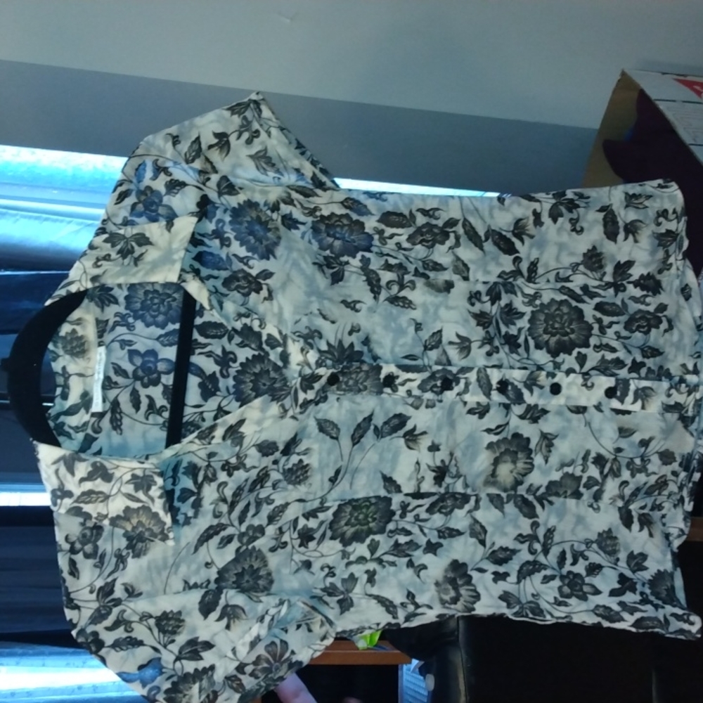 StudioPetites short sleeve black white floral pattern shirt size S